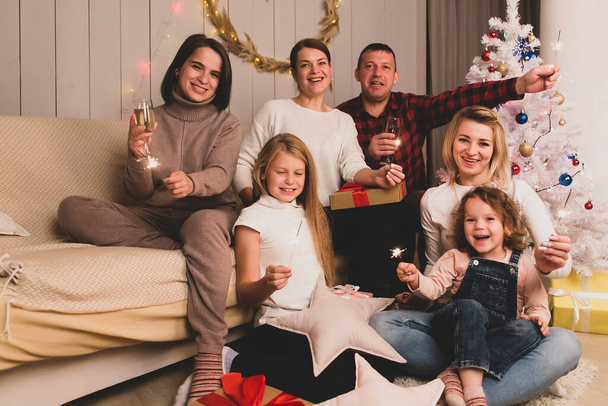 Gli amici felici con bambini festeggiano il Natale - Foto, immagini