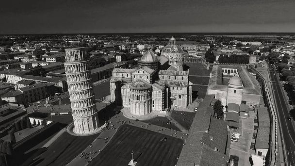 Vista aérea en blanco y negro del Campo de los Milagros en Pisa, Toscana. Mirador del dron de la famosa Piazza dei Miracoli. - Foto, Imagen