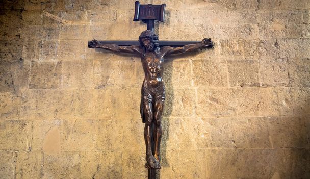 Altitalienisches Kruzifix aus Holz mit Jesus Christus als Symbol der Auferstehung und des Heils - Foto, Bild