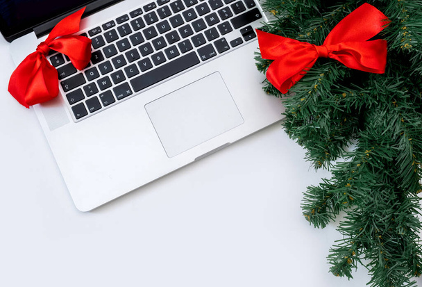 Laptop mit Weihnachtsbaum auf weißem Hintergrund, Draufsicht, Kopierraum. - Foto, Bild