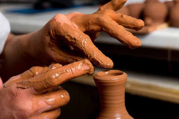 ręce garncarza, tworząc gliniany słoik - Zdjęcie, obraz