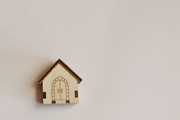 白い背景に木造の家の小さなモデル。家を建てるというコンセプト。カントリーハウスのプロジェクト. - 写真・画像