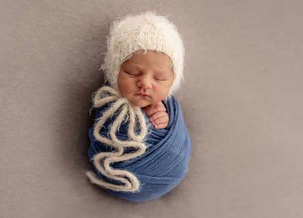 Charming newborn in knitted hat - Foto, afbeelding