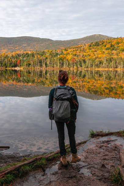 Hiking in the White Mountains of New Hampshire during peak fall foliage. - Foto, Bild