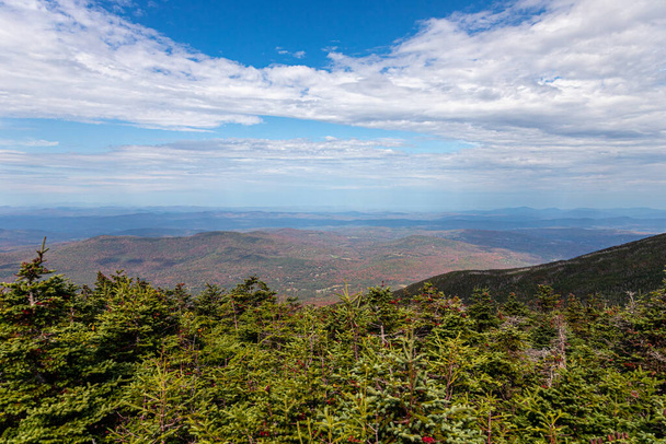 Túrázás a Fehér-hegység New Hampshire csúcs őszi lombozat. - Fotó, kép