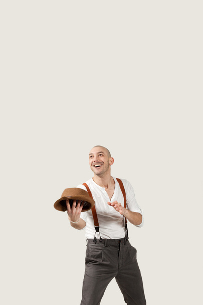 El hombre lanza su sombrero
 - Foto, imagen