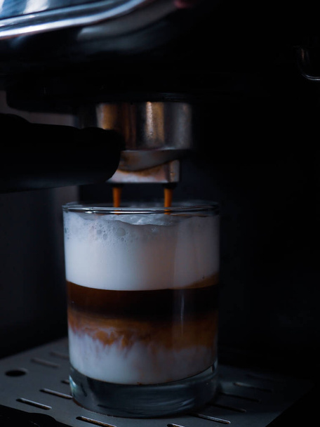 Café con leche en una máquina de café vintage - Foto, Imagen