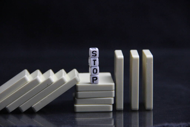 fehér dominók és kockázat - Fotó, kép