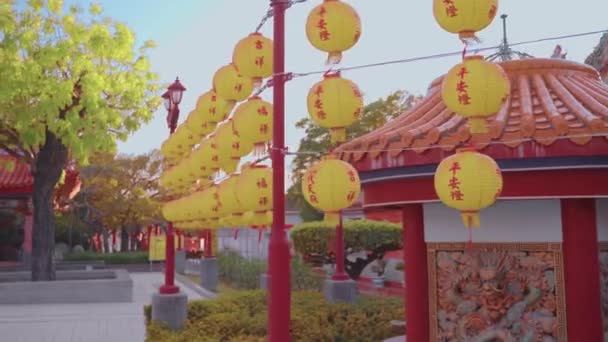 Een close-up camerabeweging van het lopen langs lantaarns van de Nan Kun Shen Dai Tian Tempel in Taiwan. Een beroemde tempel in de Aziatische cultuur. Er zijn veel lantaarns, gebouwen, stenen beeldhouwwerken en planeet in de scène.   - Video