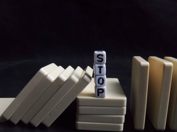 białe domino i ryzyko - Zdjęcie, obraz