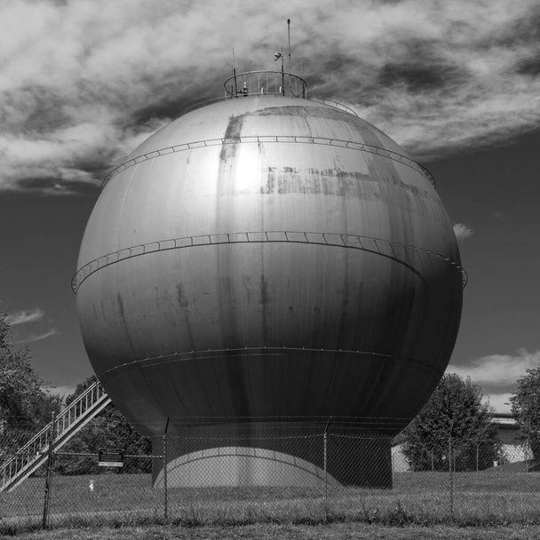 Moderno tanque de gas art deco de 1050 en Virginia monocromo - Foto, Imagen