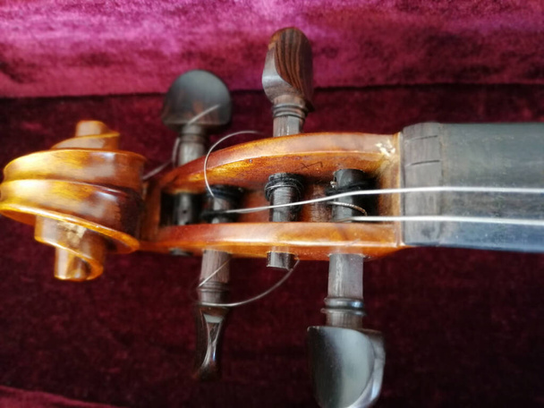 Скрипка і лук у темно-червоному футлярі. крупним планом
 - Фото, зображення