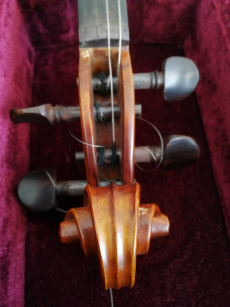 Скрипка и лук в темно-красном футляре. Закрыть - Фото, изображение