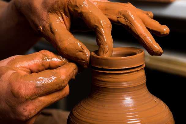 руки горшечника, создающего глиняную банку - Фото, изображение