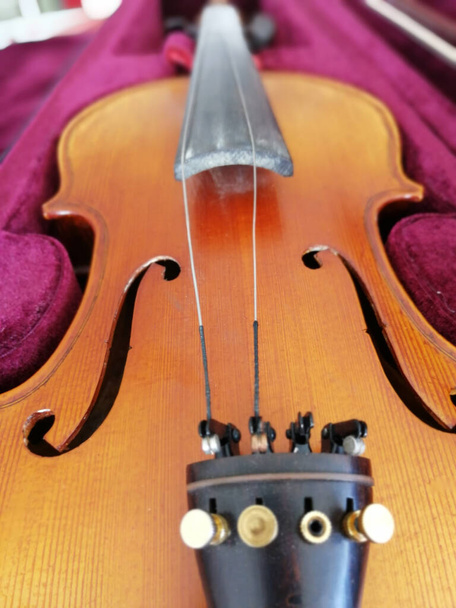 Violino e curvar-se em caso vermelho escuro. Fechar - Foto, Imagem