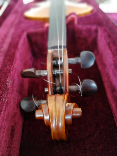 Скрипка і лук у темно-червоному футлярі. крупним планом
 - Фото, зображення