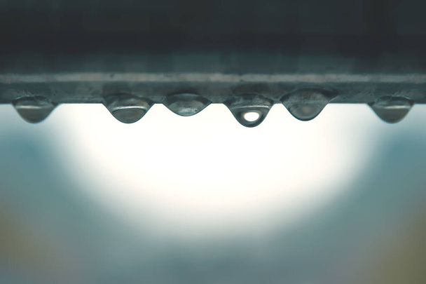 Detail kapek na železné tyči s barevným pozadím jako symbol deštivého počasí - Fotografie, Obrázek
