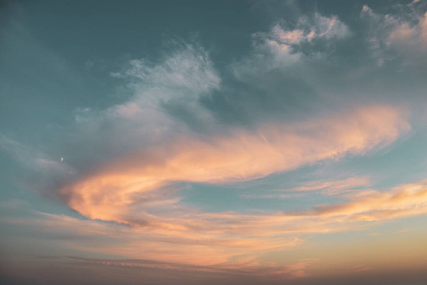 Mavi parlak gökyüzünde gün batımı destansı renkli altın bulutlar. Sihirli alacakaranlık ışığı bulutları. Renk sınıflandırılmış - Fotoğraf, Görsel