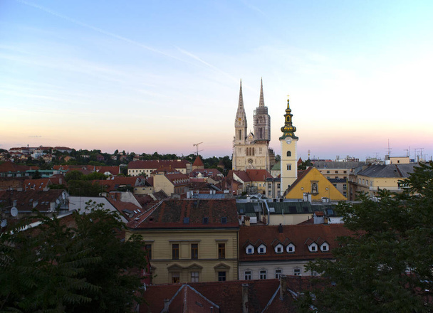 Zagreb 'de meydana gelen ve güneyde yıkılan şiddetli depremden önce, Zagrep' teki katolik kilisesinin arkasında iki kulesi bulunan güzel gotik katedrali. - Fotoğraf, Görsel