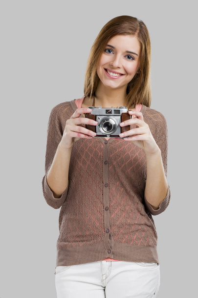 Woman holding an old photography camera - Foto, afbeelding