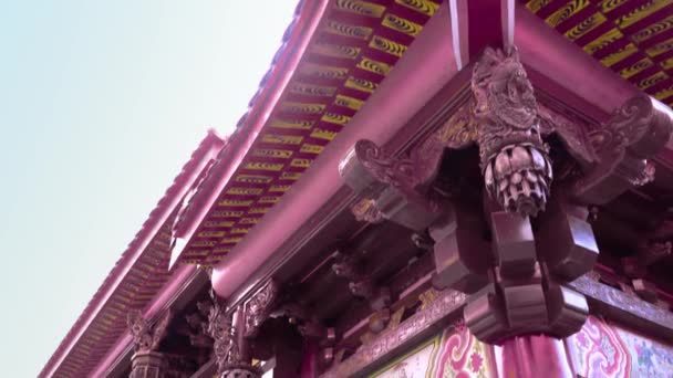 Detailní záběr kamera pohyb chůze podél luceren chrámu Nan Kun Shen Dai Tian na Tchaj-wanu. Slavný chrám v asijské kultuře. Na scéně je spousta luceren, budov, kamenných řezeb a planet..   - Záběry, video