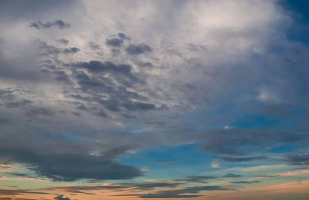 Прекрасное вечернее небо и облака на закате, рассвет, лучи солнца прорываются сквозь облака. природный - Фото, изображение