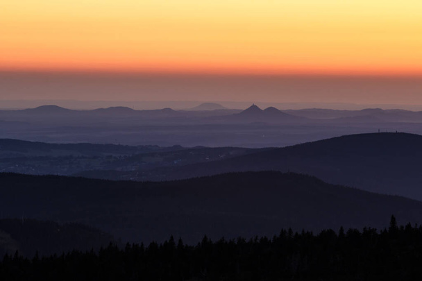 Вид на Велетенські гори і гори Дзізера з Шрениці - Фото, зображення