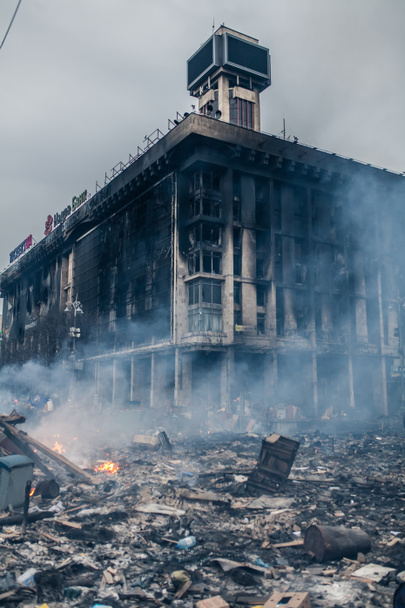 Gebäude auf dem Maidan in Kiew niedergebrannt - Foto, Bild