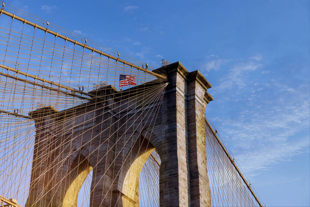 Pohled nahoru s krásnými barvami Brooklynského mostu, New York City Lower Manhattan, USA - Fotografie, Obrázek