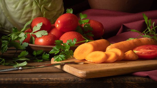 Νεκρή ζωή με λαχανικά και μια πήλινη κανάτα. Λάχανο, ντομάτες, καρότα, μαϊντανός - Φωτογραφία, εικόνα