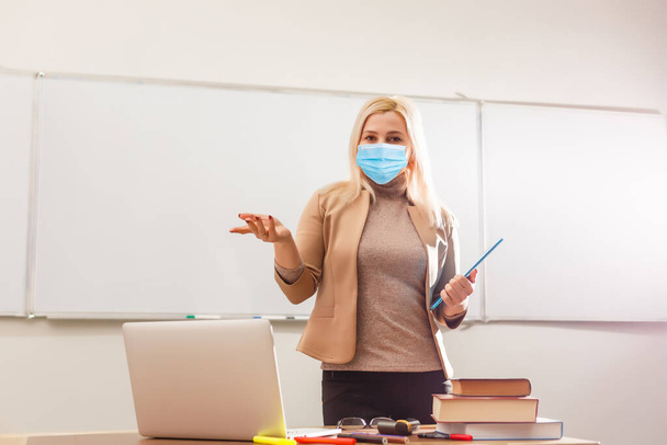Učitel nosí ochrannou masku na ochranu proti Covid-19, on-line, učení a lidé koncept. - Fotografie, Obrázek