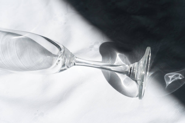 nature morte verre de champagne vide avec ombre et lumière pour nourriture et boisson fond blanc - Photo, image