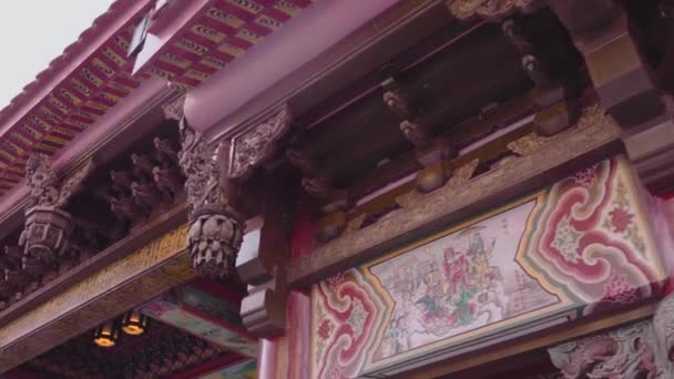 Una toma de cámara de primer plano de caminar a lo largo de las linternas del templo Nan Kun Shen Dai Tian en Taiwán. Un templo famoso en la cultura asiática. Hay un montón de linternas, edificios, tallas de piedra y el planeta en la escena.   - Metraje, vídeo