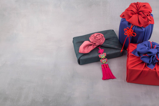 Caja de regalo tradicional coreana sobre fondo gris - Foto, imagen