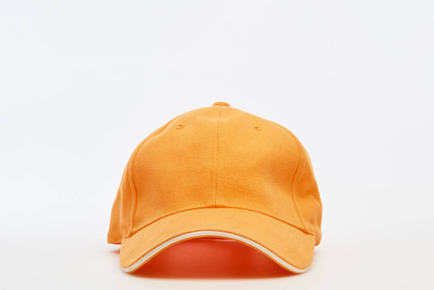 Falešný Oranžový kurýrní klobouk izolované na bílém pozadí. - Fotografie, Obrázek