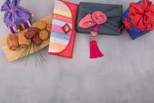 Korealainen perinteinen kääre lahjapaketti harmaalla taustalla - Valokuva, kuva