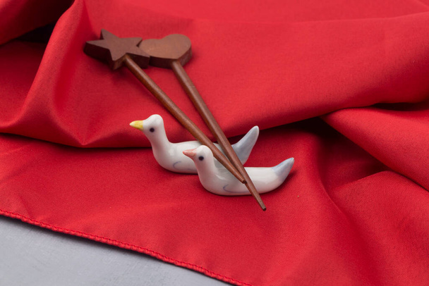 Ornamentos de pato mandarín en tela de embalaje coreana Fondo - Foto, Imagen