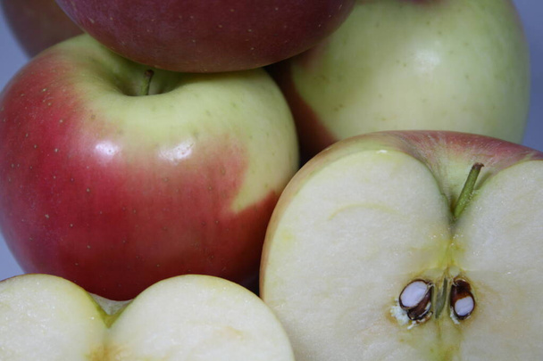 İki renkli elma ve ikiye bölünmüş. - Fotoğraf, Görsel