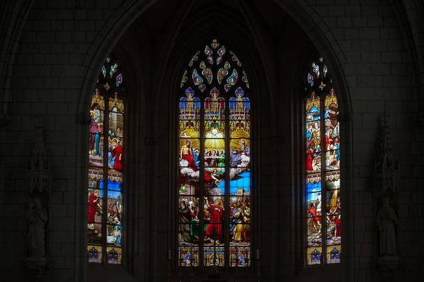 st の教会のステンド グラスの窓エティエンヌ。フランス ヴィエンヌ渓谷シノン - 写真・画像