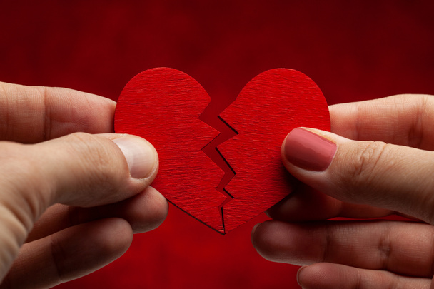 Mann und Frau brechen ihre Beziehung ab. Gebrochenes Herz. Riss im roten Herzen, Bruch der Beziehung - Foto, Bild