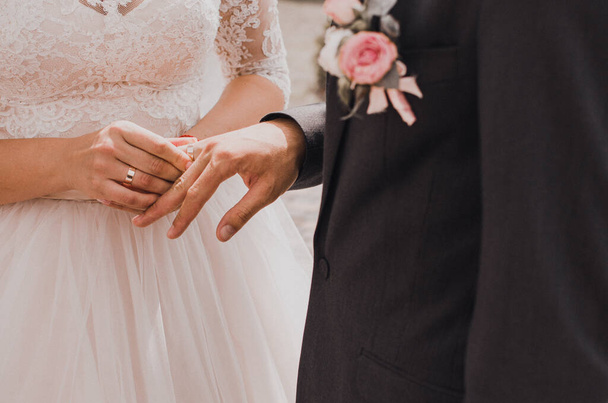 The bride and groom puts a wedding ring - Fotografie, Obrázek
