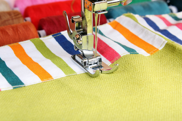 naaimachine en punt van kleding materiaal  - Foto, afbeelding