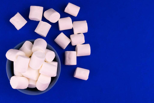 Marshmellow on blue background. Flat lay. Copy space. - Foto, immagini