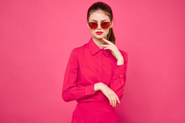 Femme en chemise rose et lunettes brunes vue recadrée modèle de mode émotions mains gestuelles portrait - Photo, image