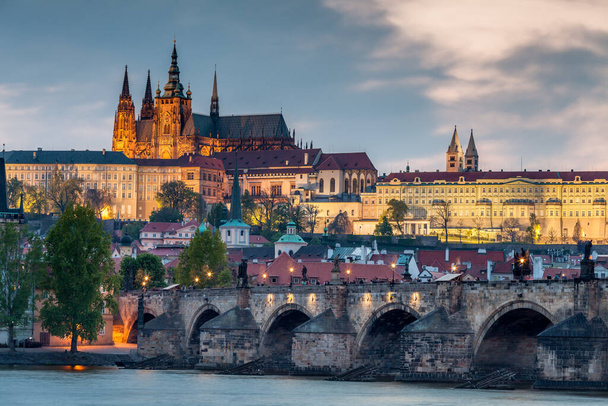 PRAGA, REPÚBLICA CHECA - CIRCA MAYO 2017: Vista del centro histórico de Praga con el castillo, el puente de Carlos y la Vltava alrededor de mayo de 2017 en Praga. - Foto, imagen