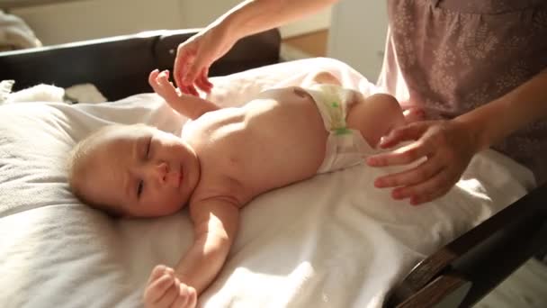 Mutter ändert das Band auf dem Bauchnabel der Babys - Filmmaterial, Video