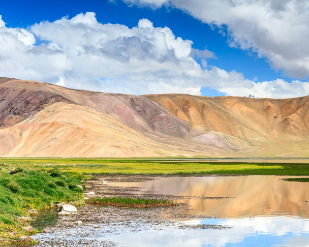 Belle vue sur le lac Bulunkul à Pamir au Tadjikistan - Photo, image
