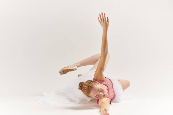Μπαλαρίνα σε tutu εκτέλεση χορού άσκηση. Υψηλής ποιότητας φωτογραφία - Φωτογραφία, εικόνα