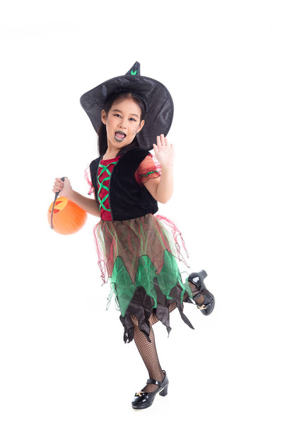 Полная длина маленькая азиатская девочка в костюме ведьмы с макияжем стоя на белом фоне. Концепция костюма для детей на Хэллоуин. - Фото, изображение