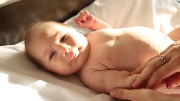 Kleine baby wordt geklopt door liefhebbende ouders - Video